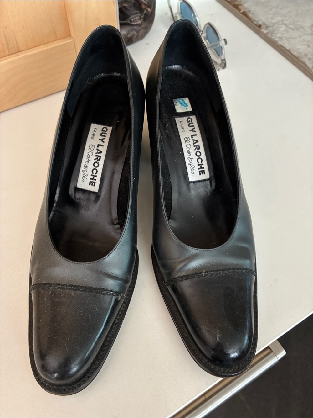 Guy Laroche Black Leather Round-Toe Pumps